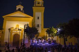 El espíritu de Juan Goytisolo llenó la Plaza de San Roque de La Chanca