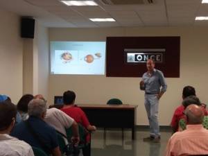 Oftalmología del Hospital de Poniente imparte una charla sobre enfermedades de la retina en la sede de la Fundación ONCE en El Ejido