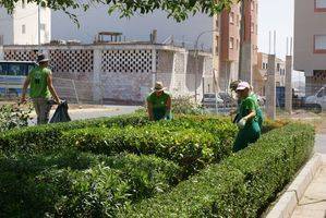 Acondicionamiento de plazas y parques de Vícar, para su uso durante la temporada estival