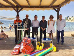 Valdivia entrega al Ayuntamiento de Roquetas de Mar material accesible para la playa de Aguadulce