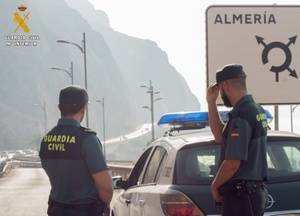 Guardia Civil auxilia a una persona desvanecida en la carretera del Cañarete a punto de un coma diabético