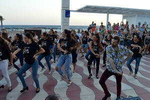 El flashmob coreografiado por el bailaor Jesús Fernández levanta pasiones en el El Palmeral