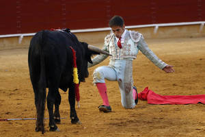 Un azulejo recuerda el primer cartel donde se colgó el ‘No hay billetes’ en la Plaza de Toros de Roquetas de Mar