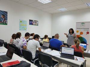 Junta forma a empresarios, trabajadores y desempleados en estrategias de marketing creativo y social