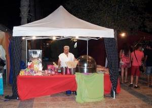 Cientos de personas desafían al viento y acuden al Mercado Medieval instalado junto al Castillo de Roquetas