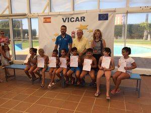 Cerca de 300 niños y mayores han aprendido o perfeccionado sus estilos natatorios en los cursos de verano de la Piscina de Cabañuelas