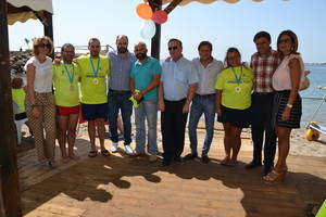 Ayuntamiento de Roquetas homenajea a los voluntarios del programa de atención a personas con movilidad reducida en la playa