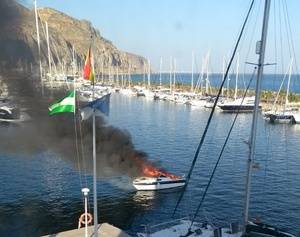 Arde una motora en el puerto de Aguadulce