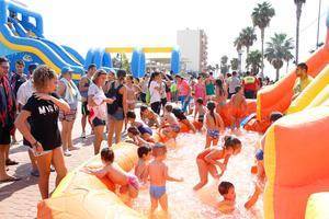 Los más pequeños de Adra se lo pasan en grande en la Super-Fiesta del Agua