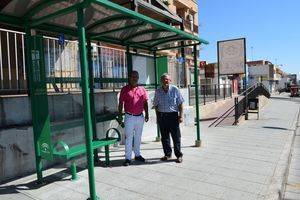 Instalada una nueva marquesina de parada de autobús en el Bulevar de Vícar