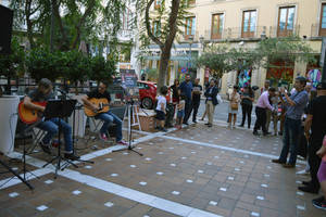 Almería comparte las canciones de los Beatles en un concierto junto a la estatua de Lennon