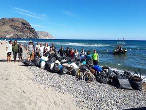 Cien voluntarios limpian las calas de Cabo de Gata