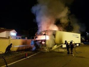 Los Bomberos sofocan el incendio originado en la cabeza tractora de un trailer en Huércal