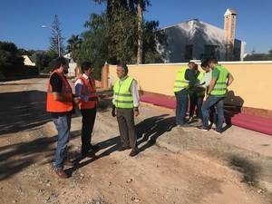 La calle Alcotán en Almerimar se somete a una transformación integral