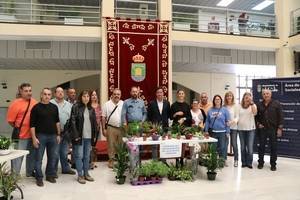 Almunos del taller de Salud Mental de El Ejido exhiben sus trabajos en el patrio de luces del Ayuntamiento