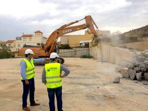 Ayuntamiento de Viator tira una piscina para construir un colegio