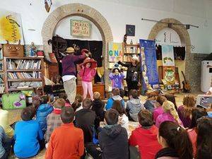 Alumnos del CEIP Profesor Tierno Galván visitan la Biblioteca de Barrio Archilla-Cañada Sebastiana