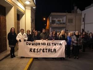 “Zapatos rojos contra la violencia de género” en Tabernas