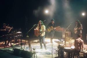 Andrés Suárez ofrece un concierto con un variado repertorio en su primera visita a Roquetas de Mar