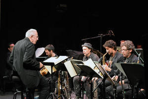 El prestigioso Mike Gibbs dirige con maestría a la Clasijazz Big Band en el Teatro Apolo