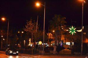 Siete grandes árboles luminosos y 150 arcos son el alumbrado navideño de Vícar