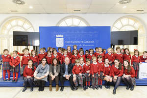 Cerca de medio centenar de alumnos del Colegio Altaduna visitan la Diputación