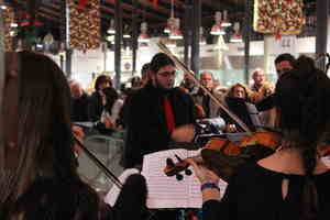 La Orquesta Joven de Almería lleva la alegría de la Navidad al Mercado Central