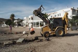 La Junta inicia la retirada de anclajes de fondeo ilegales que afectan a las praderas de posidonia en el Cabo de Gata