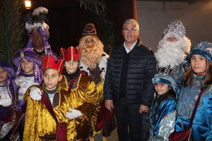 Niños y mayores de Huércal de Almería han disfrutado con la Cabalgata de Reyes