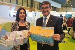 Adra distribuye en FITUR nuevo material promocional sobre rutas senderistas y calas