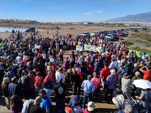 Roquetas sale a la calle para proteger sus Salinas