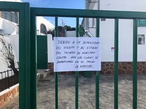 Cierran el colegio de Felix por caída de tejas