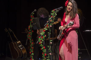 La voz, canciones y cercanía de Ruth Lorenzo enamoran a los almerienses en el Teatro Apolo