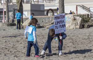 Alumnos del CEIP Federico García Lorca se suman a la Campaña de Limpieza de Playas