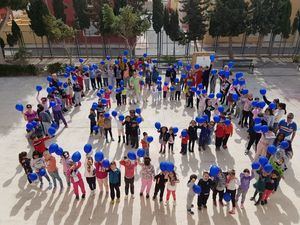 Los escolares de Vícar se sumaron al Día Mundial del Autismo con 3.000 globos azules