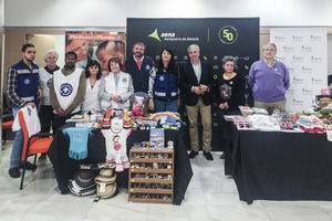 Mercadillo solidario de Médicos del Mundo y la Asociación Española Contra el Cáncer en el Aeropuerto