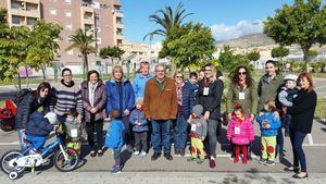 150 niños de 2 y 3 años hacen prácticas con sus padres en el Parque Infantil de Tráfico de Vícar