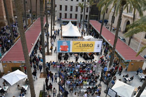 Los niños expresan su pasión por la lectura en la Feria del Libro de Almería