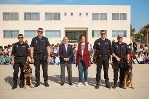 Escolares de Vera conocen la unidad canina y la seguridad vial