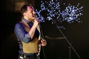 Ismael Serrano ofrece tres horas de canciones en su desván con vistas a la luna