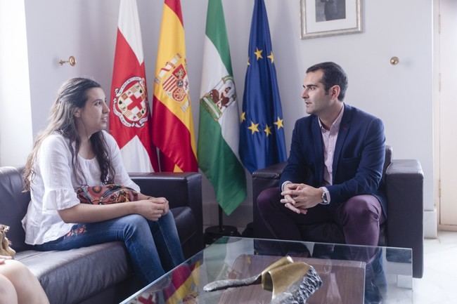 El alcalde anima a la nadadora Rosana Vita en su objetivo de ir a las Paraolimpiadas