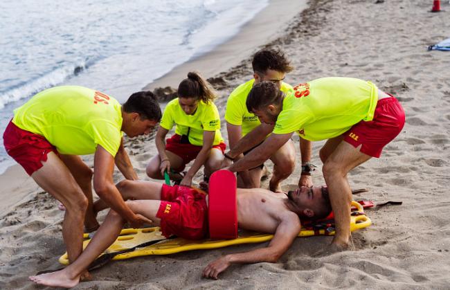 La playa de San José acoge un simulacro de salvamento “sobresaliente”