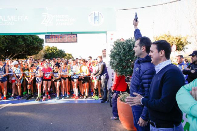 Abdelhadi El Mouaziz y Likina Amebaw ganan el 22º Medio Maratón Ciudad de Almería