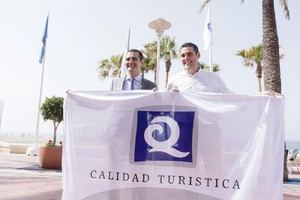 El alcalde resalta el “gran esfuerzo” realizado en las playas que ya lucen dos banderas azules y cuatro más de la 'Q' de calidad