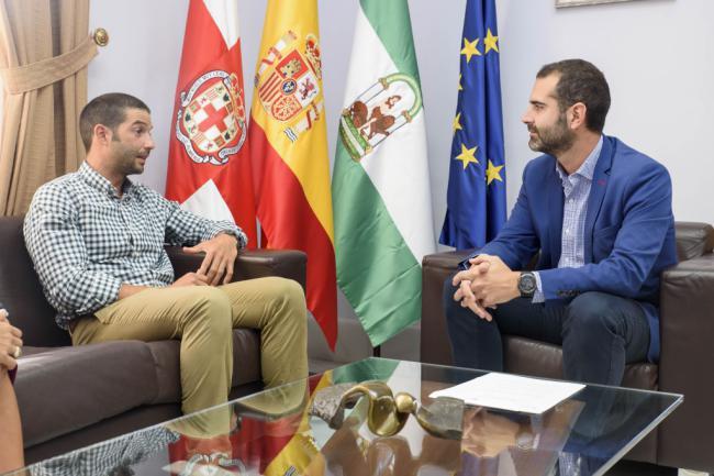 El triatleta Rafael Lao es recibido por el alcalde de Almería