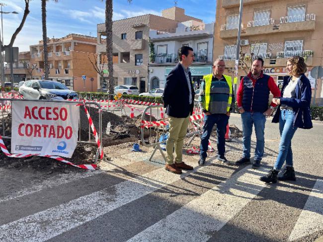 Alcalde de Níjar supervisa obras de mejora en red de abastecimiento de agua