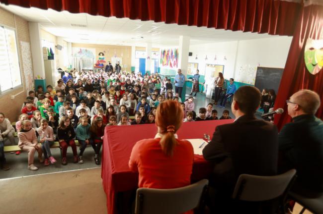 El alcalde acerca a 150 alumnos del colegio Los Millares y del instituto 'Al Andalus' la Carta Magna