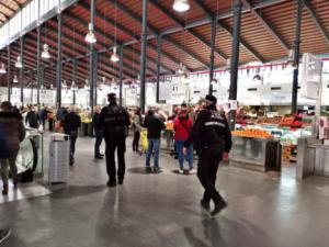 La Policía Local desaloja una tienda de comestibles por una fiesta sin medidas covid-19