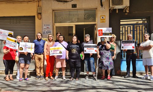 Ciudadanos da su apoyo a una víctima almeriense de 'okupación' de su vivienda