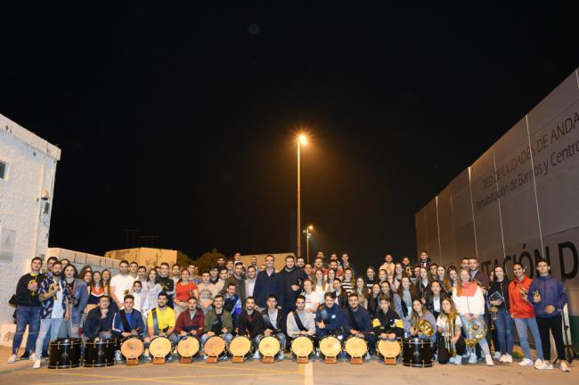 El alcalde visita un ensayo de la Banda de Cornetas y Tambores Nuestra Sra. del Carmen